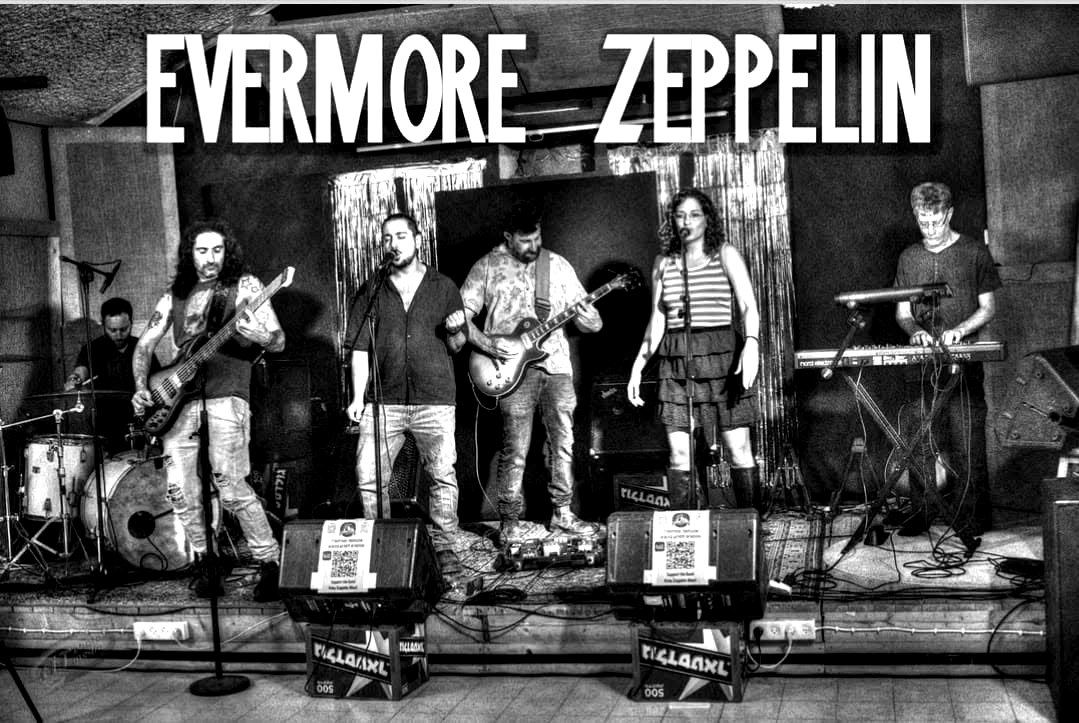 להקת Evermore Zeppelin על הבמה: בס, תופים, שני סולנים, גיטרה וקלידים